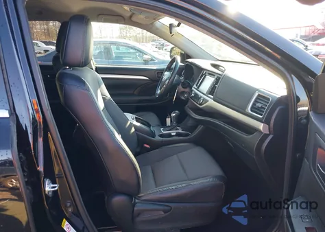 2017 Toyota Highlander Le Plus z USA, uszkodzony, nr VIN 5TDBZRFH7HS458773